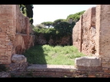 04297 ostia - regio i - insula viii - caseggiato (i,viii,7) - raum 1 - bli ri westen - 09-2022.jpg